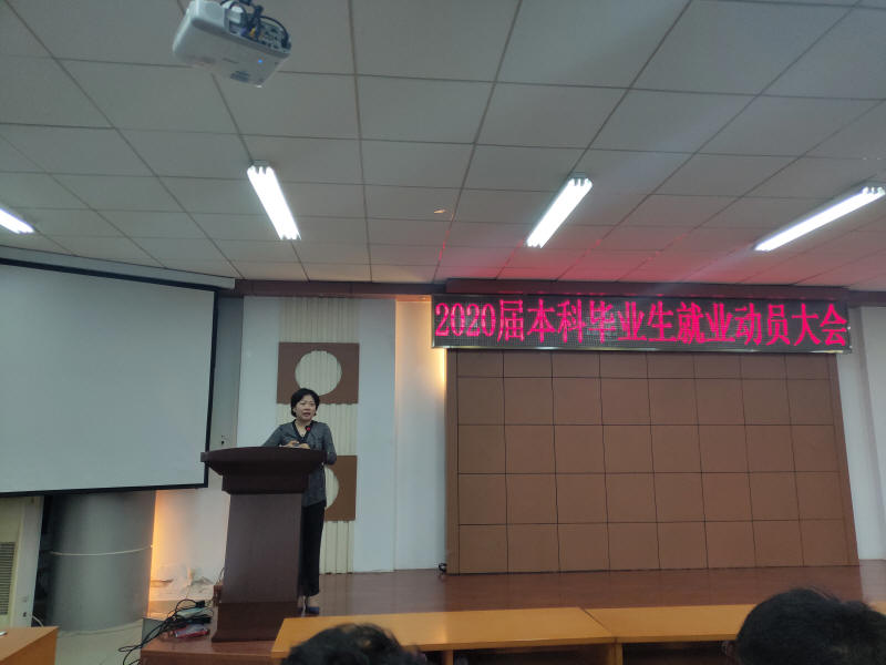 毕业班辅导员张颖发言