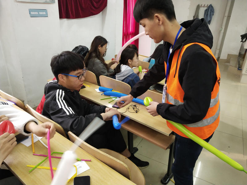 同学编制气球场景