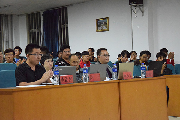 评委认真观赛(毕佳琪摄)