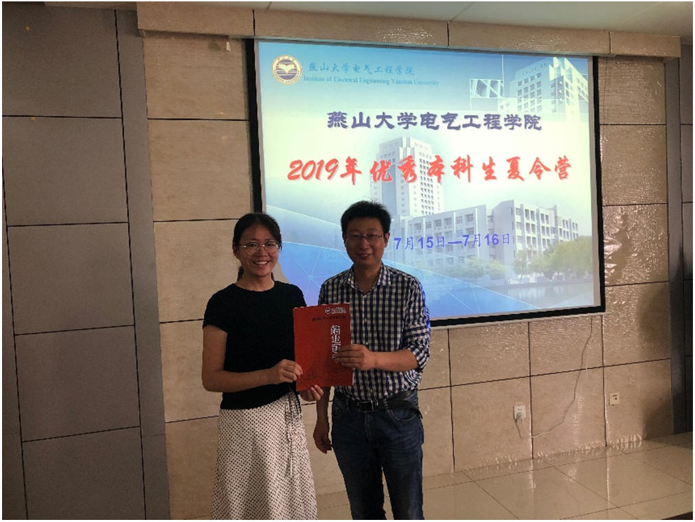 华长春副经理为营员颁发证书