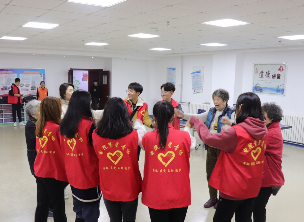 志愿者与老人做游戏